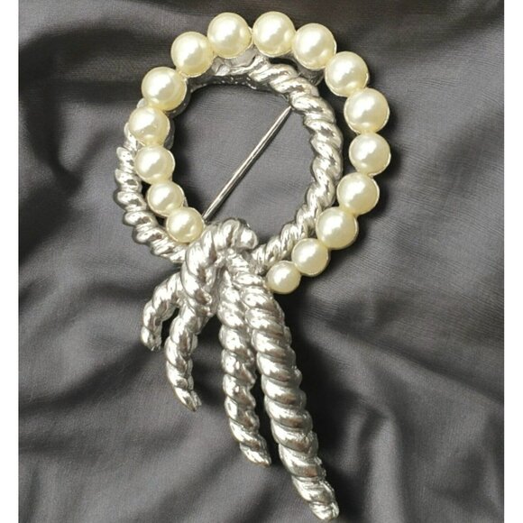 Crown Trifari Brooch Faux Pearl Silver Tone Wreath Rope Pin Twist Knot Layered - Picture 1 of 9